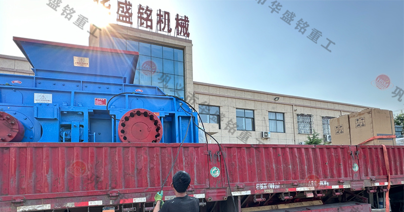 鐵礦石液壓對(duì)輥破碎機(jī)的維護(hù)成本如何？工作原理是什么？