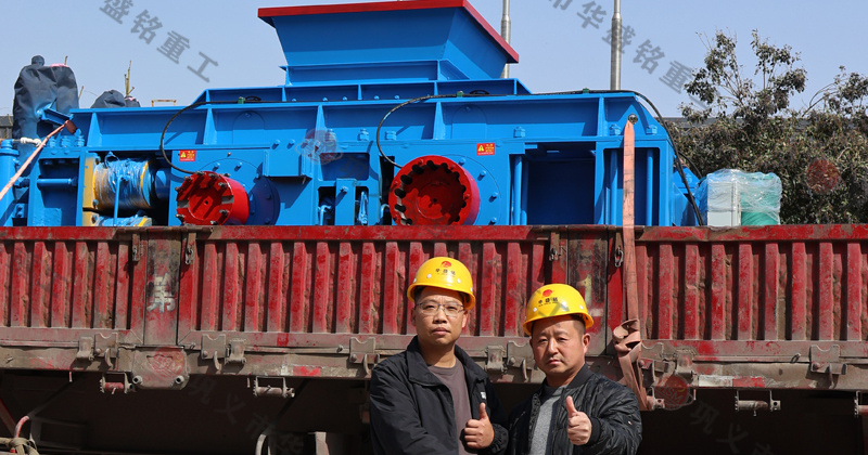 鵝卵石制砂用什么破碎機(jī)？推薦對(duì)輥機(jī)價(jià)格不貴還耐用