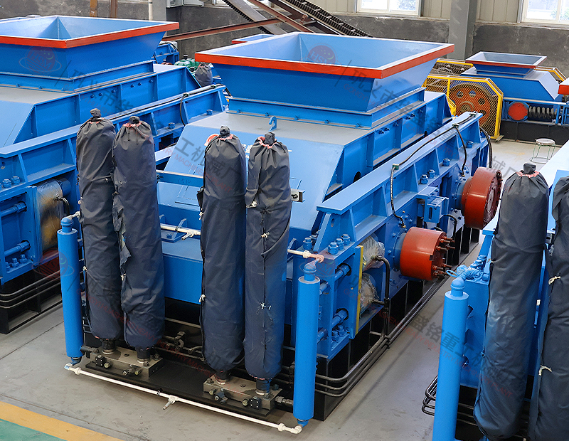 大型液壓對(duì)輥制砂機(jī)每小時(shí)出多少噸沙子？多少錢一臺(tái)？