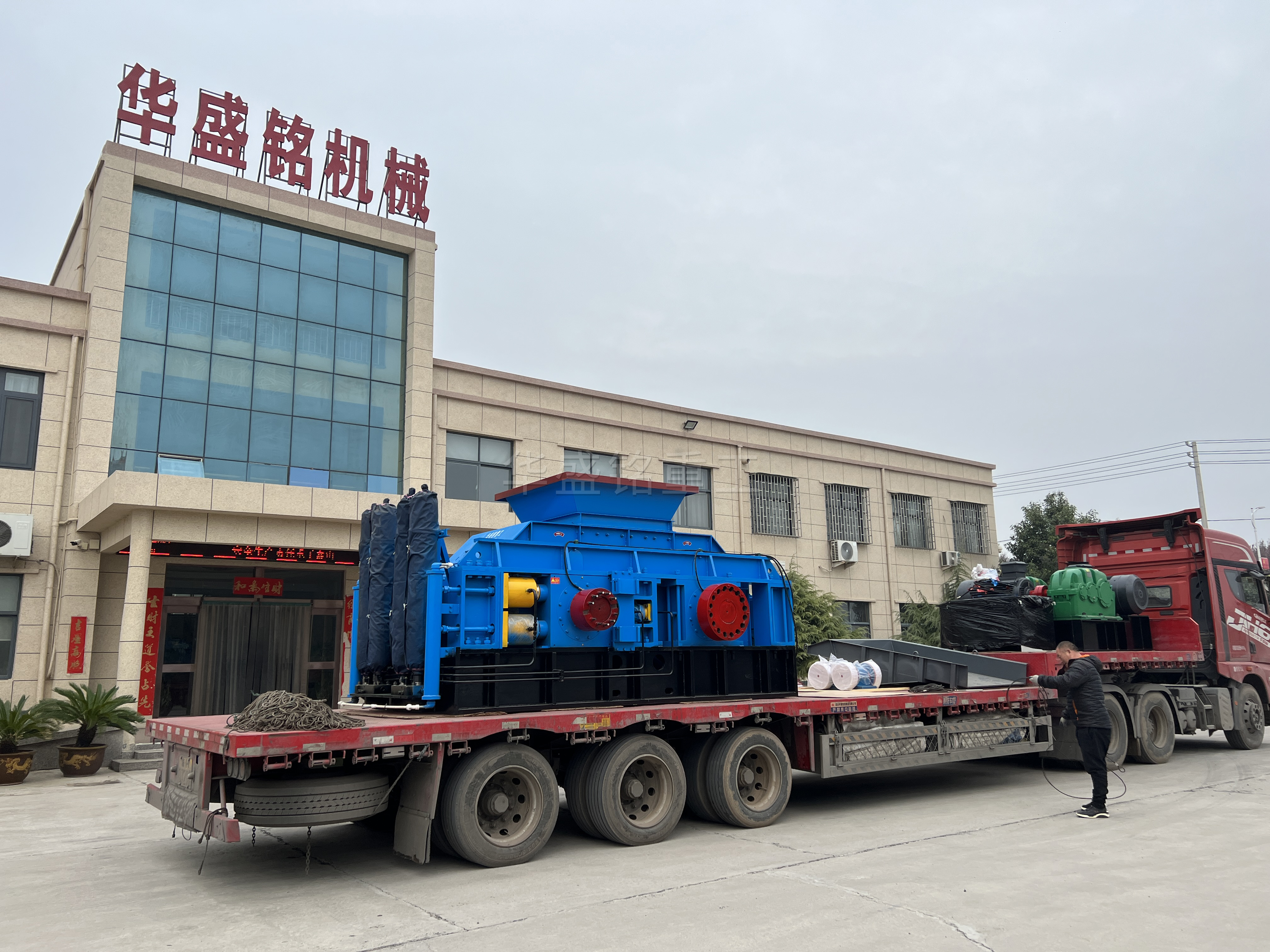 1510型液壓對輥破碎機 1510型液壓對輥破碎機